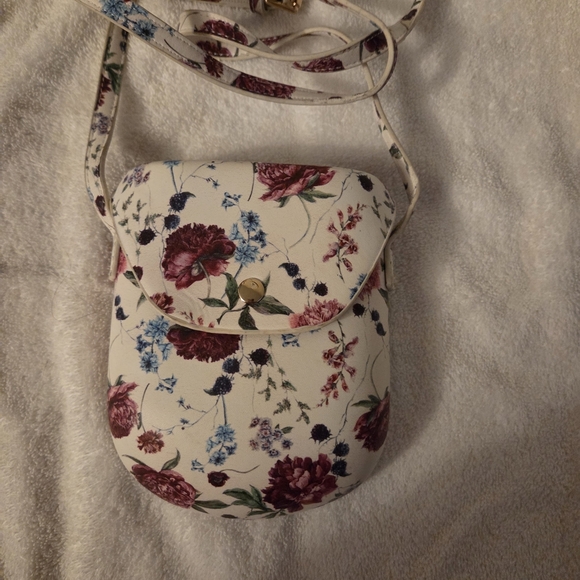 VEUC Elegant Floral Saddle Bag Crossbody With Suede Inside - Picture 1 of 16